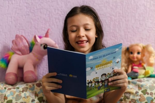 menina com gibi na mão