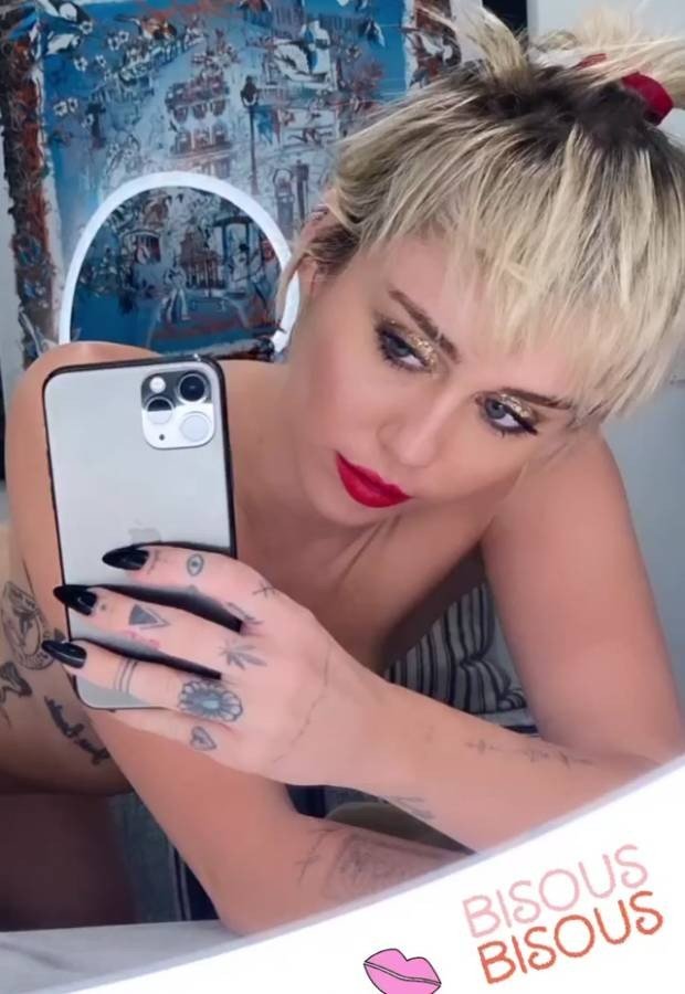 Miley Cyrus aparece nua e mostra tatuagens