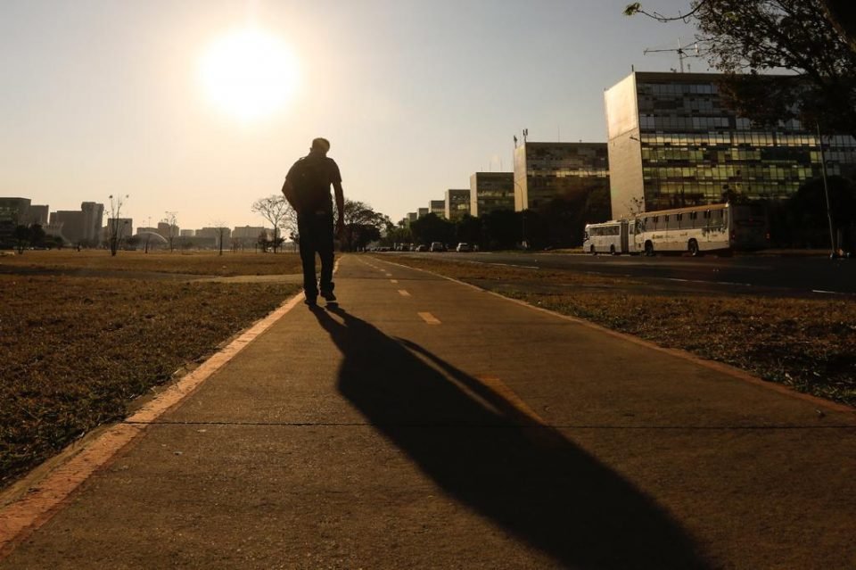 DF tem dia mais seco e quente do ano. Defesa Civil e Inmet emitem alerta à população calor seca