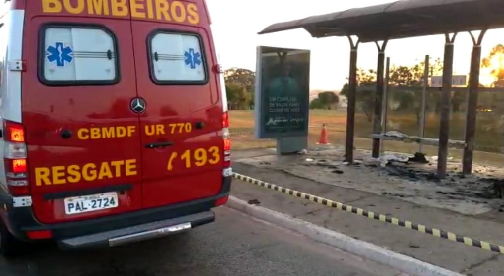 Corpo de Bombeiros atende homem queimado em ponto de ônibus am Águas Claras