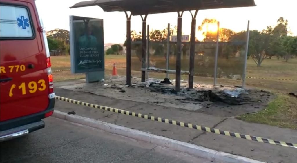 Corpo de Bombeiros atende homem queimado em ponto de ônibus am Águas Claras