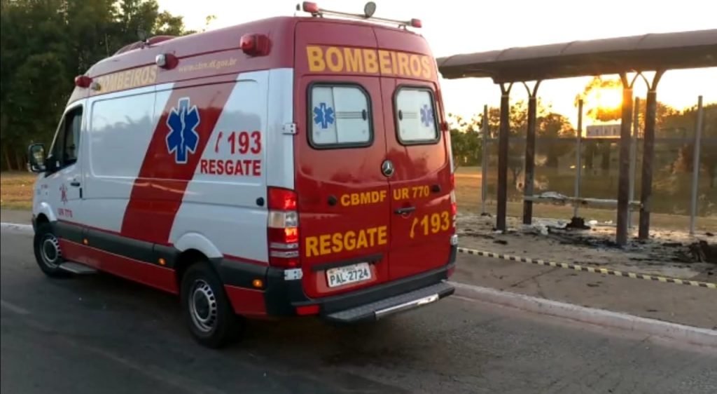 Corpo de Bombeiros atende homem queimado em ponto de ônibus am Águas Claras