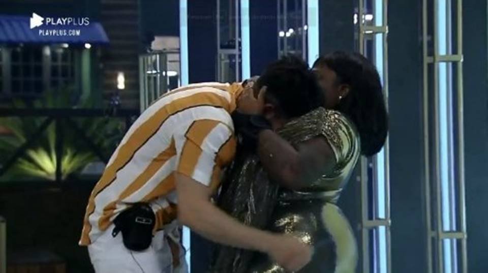 Jojo Todynho força rosto de JP Gadêlha contra seus seios