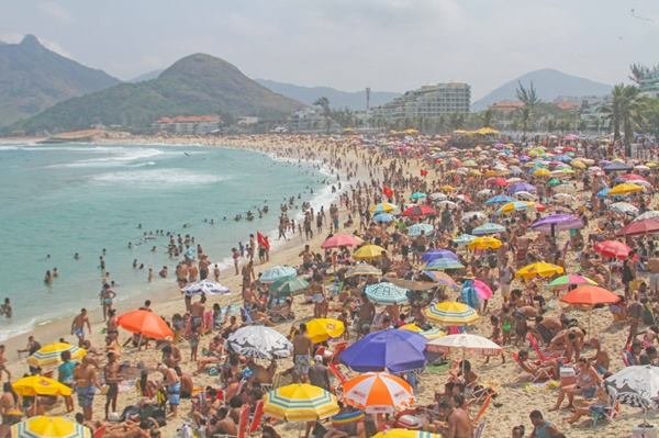 Praias do Rio de Janeiros Lotadas na altura do Arpoador, Zona Sul do Rio de Janeiro