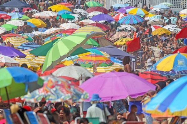 Praias do Rio de Janeiros Lotadas na altura do Arpoador, Zona Sul do Rio de Janeiro