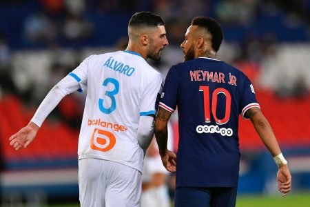 Neymar discute em campo