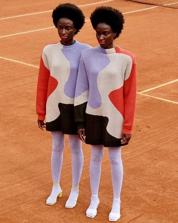 Modelos com tricô colorido da Ginger em quadra de tênis