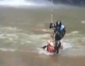Queda de instrutores de rope jump