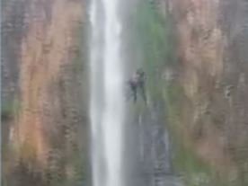 Queda de instrutores de rope jump