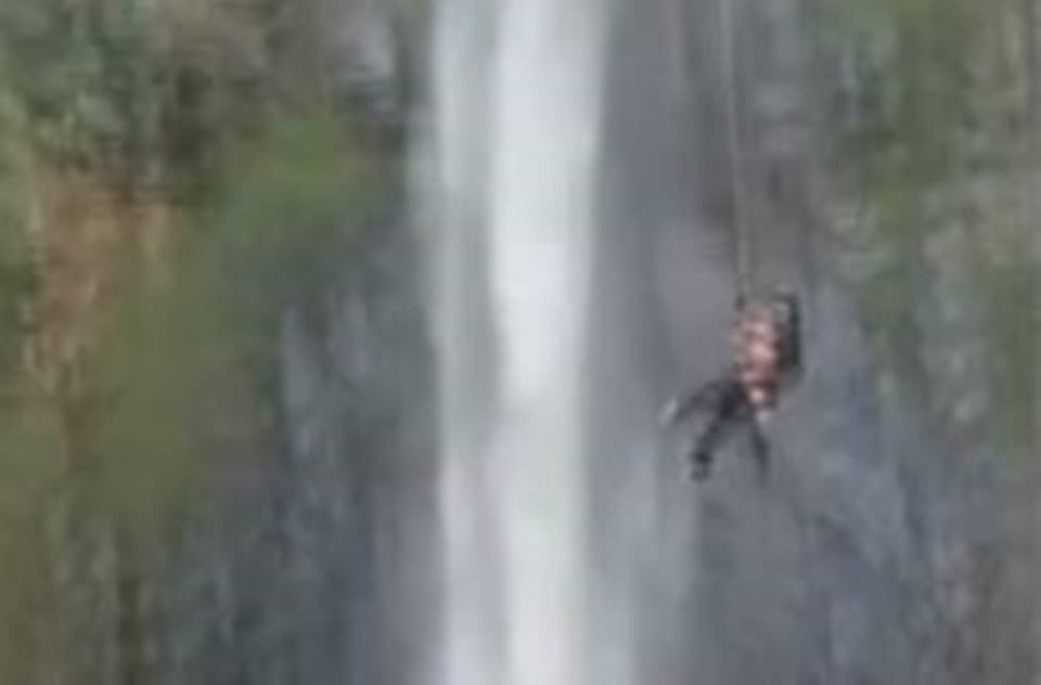 Queda de instrutores de rope jump