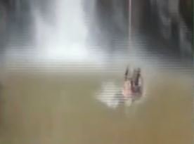 Queda de instrutores de rope jump