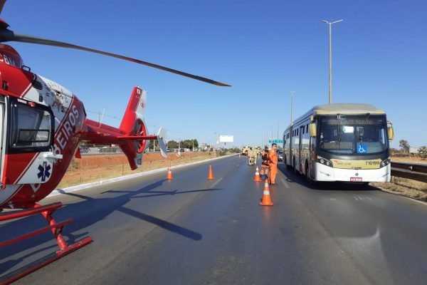 Helicóptero e ônibus em avenida