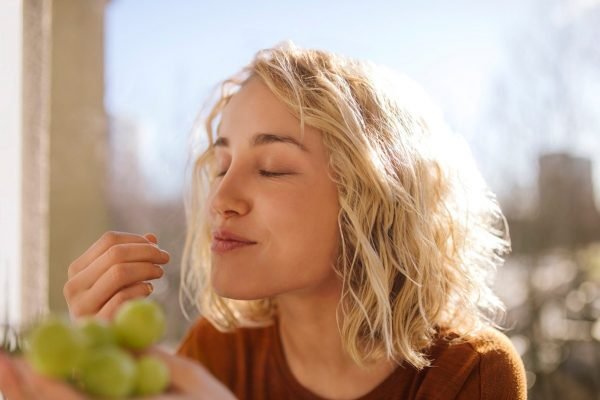 mulher comendo uvas