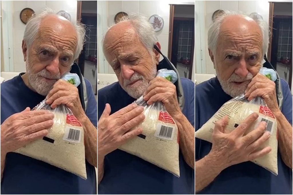 Ary Fontoura abraça saco de arroz