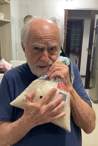 Ary Fontoura abraça saco de arroz