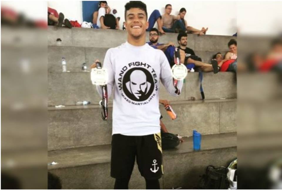 Fotografia de jovem segurando medalhas