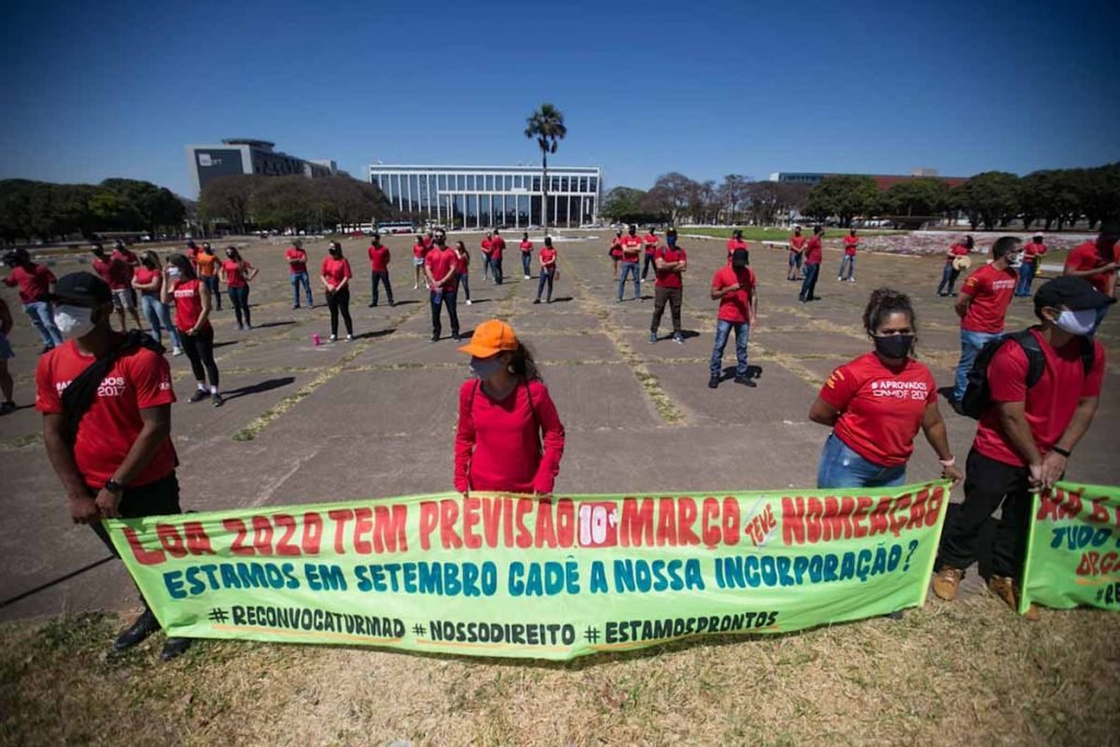 Aprovados no concurso do Corpo de Bombeiros protestam em frente ao Buriti