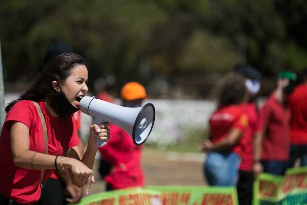 Aprovados no concurso do Corpo de Bombeiros protestam em frente ao Buriti
