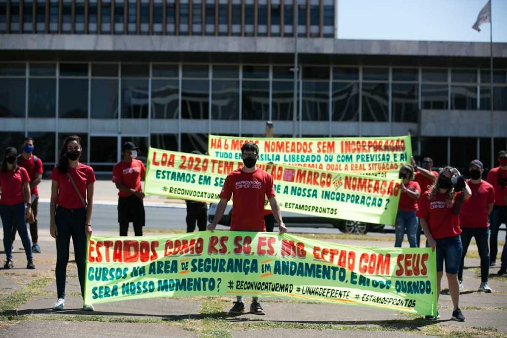 Aprovados no concurso do Corpo de Bombeiros protestam em frente ao Buriti