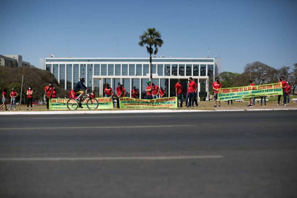 Aprovados no concurso do Corpo de Bombeiros protestam em frente ao Buriti