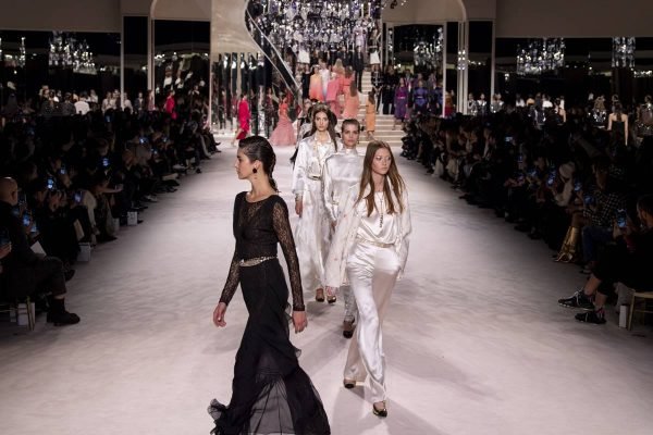 Desfile Métiers d'Art 2020/21 da Chanel já tem local e data. Confira!