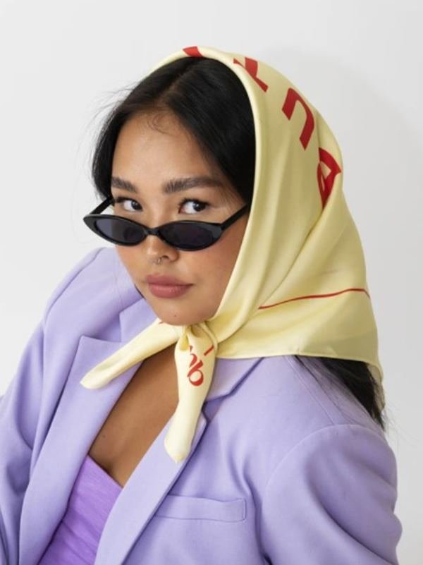 Modelo com acessórios Boobie