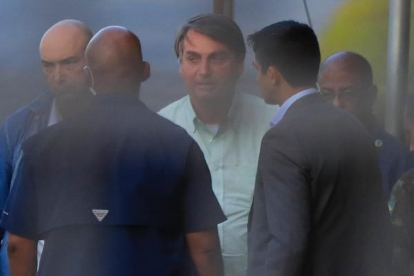 Presidente Jair Bolsonaro chega ao Palácio da Alvorada após retornar de viagem da Paraíba. Na entrada conversa com um padre e seis apoiadores