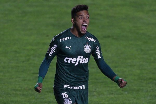 Gabriel Menino vibra com gol no Palmeiras