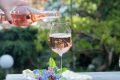 Vinho rosé sendo colocado na taça