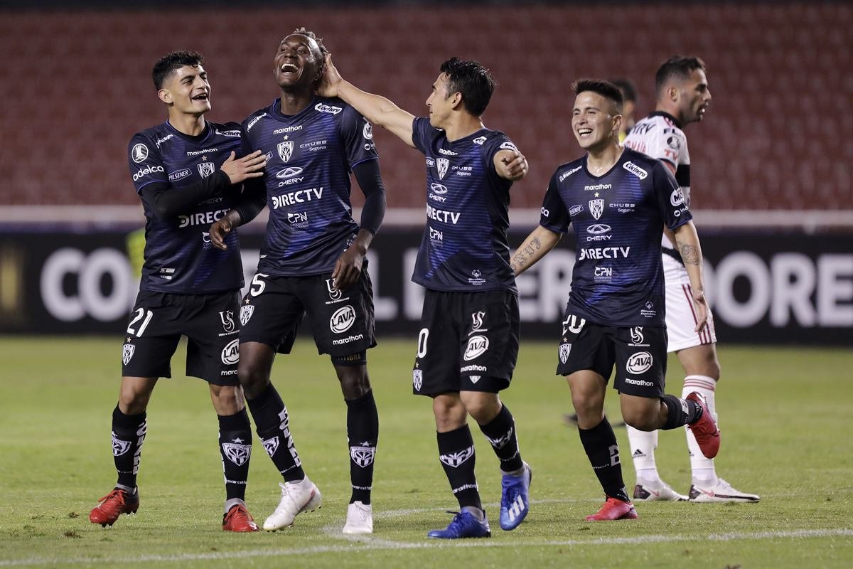 No vestiário, jogadores do Del Valle comemoram gols no Fla como