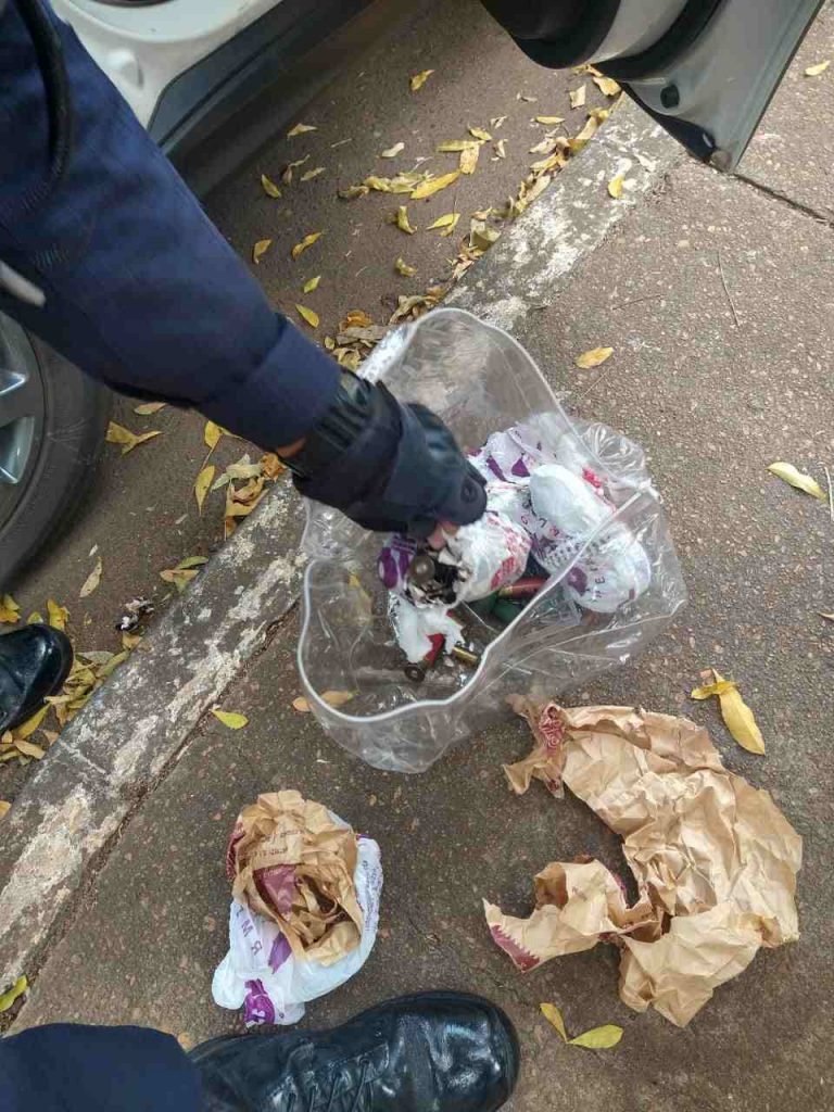 Sacola com armas e munição