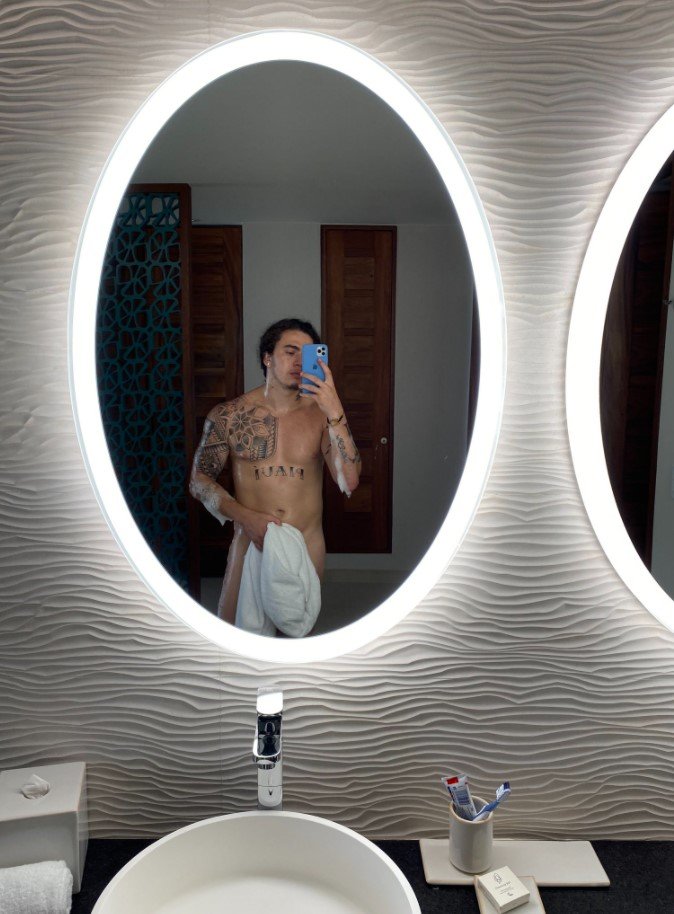 Whindersson Nunes pratica nudismo de quarto
