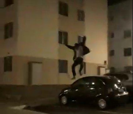 homem pulando em carros