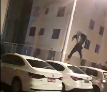 homem pulando em carros