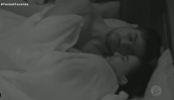 Mariano e Jake se beijam em A Fazenda 2