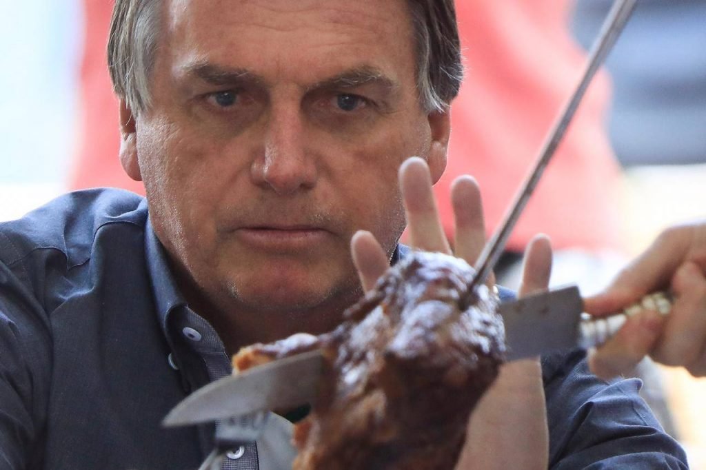 Bolsonaro come churraBolsonaro come churrasco em dia homenagem gauchosco em dia homenagem gauchos