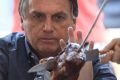 Bolsonaro come churraBolsonaro come churrasco em dia homenagem gauchosco em dia homenagem gauchos