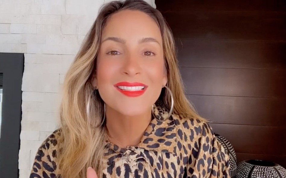 Claudia Leitte manda recado no The Voice Kids