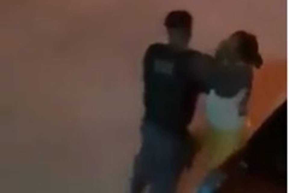 policial agride mulher negra