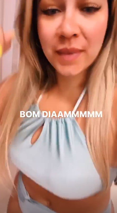 Marília Mendonça cantando em casa