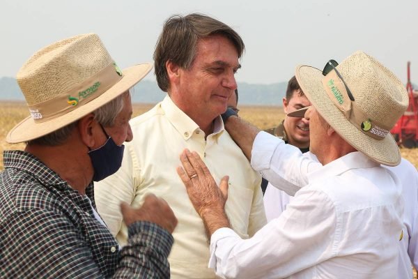 Jair Bolsonaro recebe cumprimentos de fazendeiro