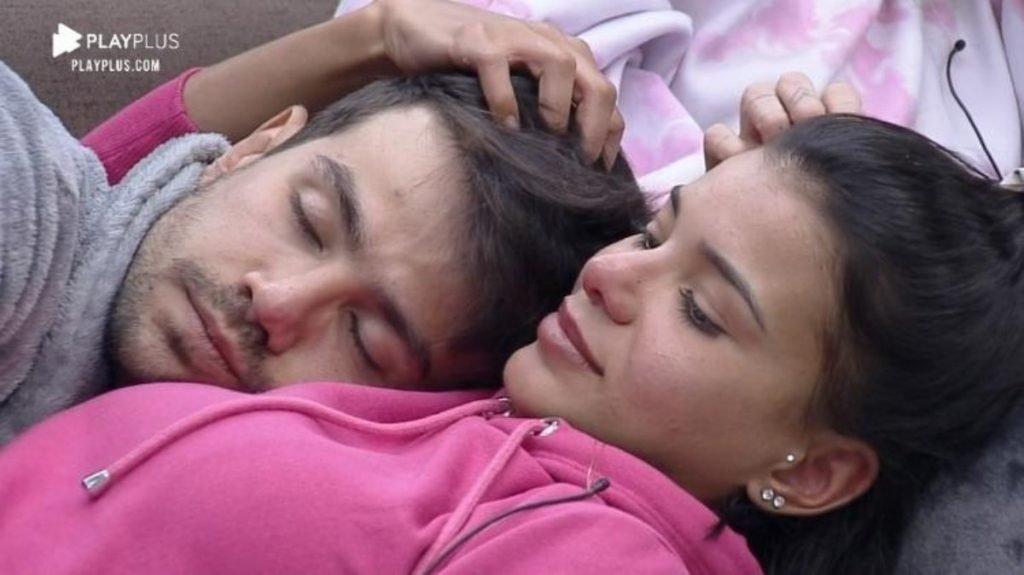 Foto colorida de Jakelyne Oliveira e Mariano em A Fazenda 12, deitados em cama - Metrópoles