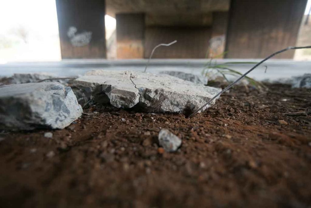 Placas de concreto caem do viaduto de acesso à Ponte Costa e Silva