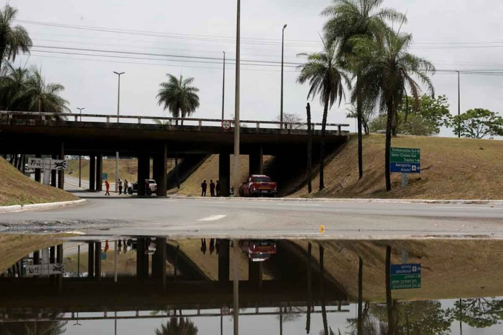 Placas de concreto caem do viaduto de acesso à Ponte Costa e Silva