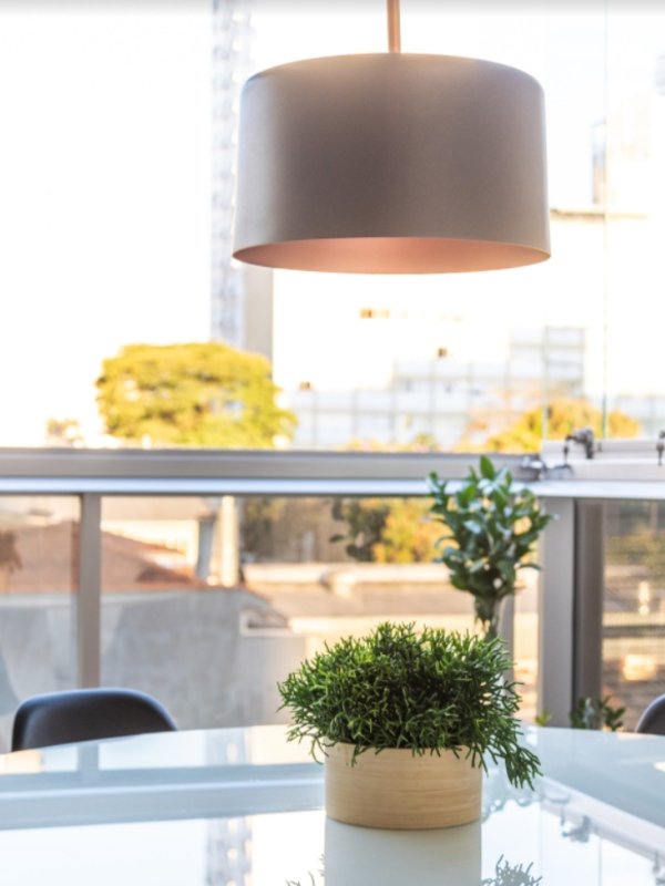 Mesa com cachepot e luminária rose gold