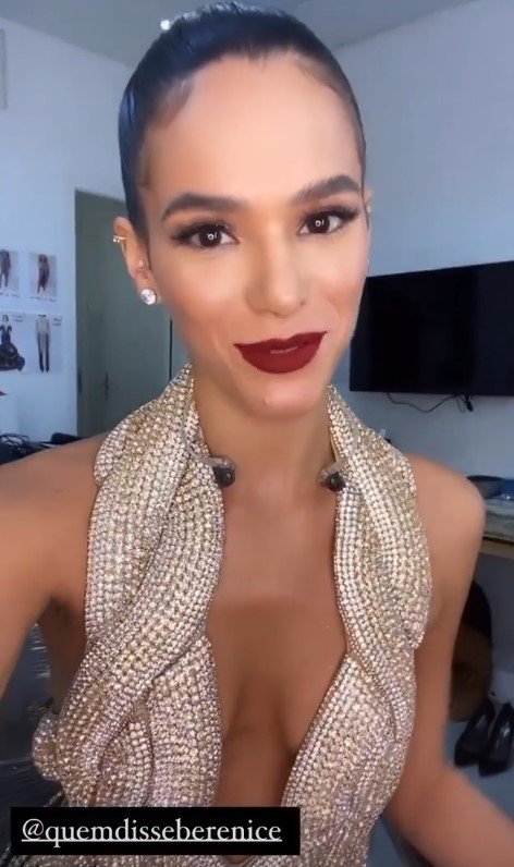 Bruna Marquezine usa batom baratinho em premiação