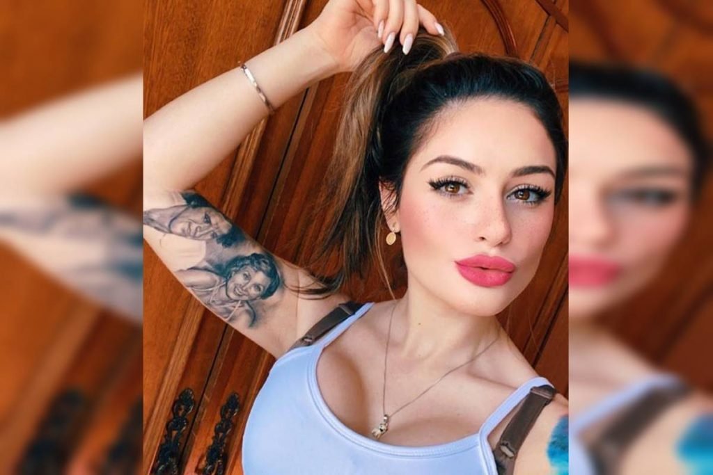 Mulher que estava de biquíni em carro no Leblon