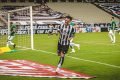 jogador do Ceará comemora gol contra Goiás