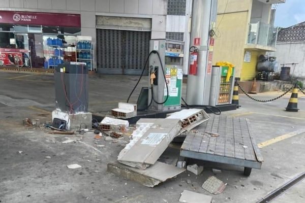 Posto de gasolina destruído em João Pessoa