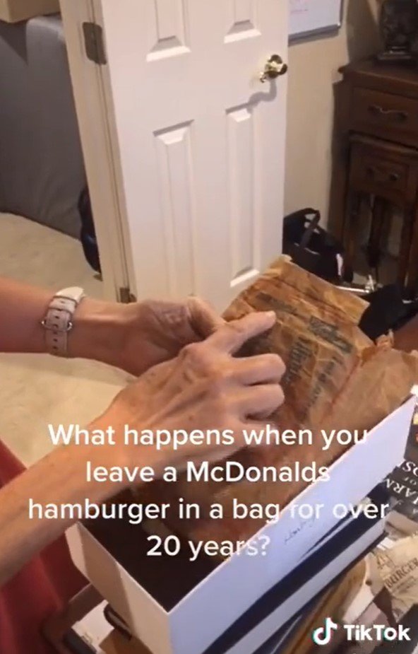 Idosa guarda hambúrguer e batata frita por 24 anos e resultado é chocante